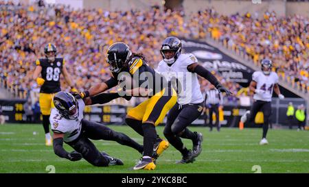 Pittsburgh, Pennsylvania, Stati Uniti. 17 novembre 2024. Najee Harris n. 22 durante gli Steelers vs Ravens a Pittsburgh, Pennsylvania. Jason Pohuski/CSM/Alamy Live News Foto Stock