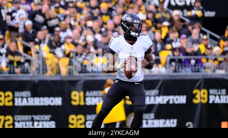 Pittsburgh, Pennsylvania, Stati Uniti. 17 novembre 2024. Lamar Jackson n. 8 durante gli Steelers vs Ravens a Pittsburgh, Pennsylvania. Jason Pohuski/CSM/Alamy Live News Foto Stock