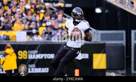 Pittsburgh, Pennsylvania, Stati Uniti. 17 novembre 2024. Lamar Jackson n. 8 durante gli Steelers vs Ravens a Pittsburgh, Pennsylvania. Jason Pohuski/CSM/Alamy Live News Foto Stock