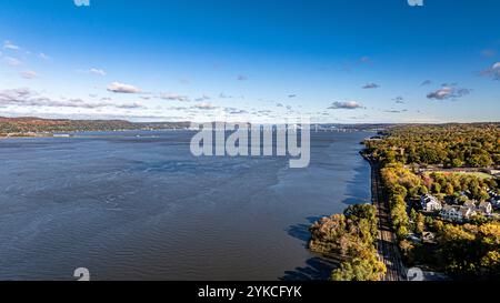 Autunno mattutino, autunno, ottobre 2024, foto aerea di una vista lontana del ponte del governatore Mario M. Cuomo sul fiume Hudson Foto Stock