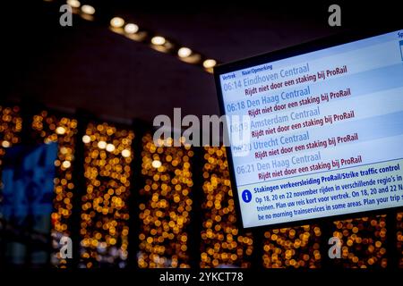 ROTTERDAM - informazioni sul viaggio durante uno sciopero ProRail in cui le stazioni di controllo del traffico hanno temporaneamente interrotto la rotta tra Rotterdam, l'Aia e Roosendaal. A causa dello sciopero, nessun treno è in funzione nell'Olanda meridionale, nella Zelanda e nel Brabante occidentale. Sulla linea ad alta velocità non ci sono treni nazionali e internazionali. La ragione di tali azioni è la stagnazione dei negoziati collettivi tra l'unione FNV e la dirigenza. ANP ROBIN UTRECHT netherlands Out - belgio Out Foto Stock