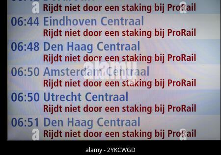 ROTTERDAM - informazioni sul viaggio durante uno sciopero ProRail in cui le stazioni di controllo del traffico hanno temporaneamente interrotto la rotta tra Rotterdam, l'Aia e Roosendaal. A causa dello sciopero, nessun treno è in funzione nell'Olanda meridionale, nella Zelanda e nel Brabante occidentale. Sulla linea ad alta velocità non ci sono treni nazionali e internazionali. La ragione di tali azioni è la stagnazione dei negoziati collettivi tra l'unione FNV e la dirigenza. ANP ROBIN UTRECHT netherlands Out - belgio Out Foto Stock