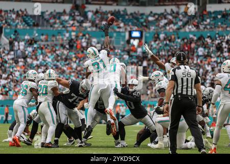 Miami Gardens, Florida USA; il linebacker dei Miami Dolphins Emmanuel Ogbah (91) blocca quasi l'extra point dal kicker dei Las Vegas Raiders Place Daniel Carlson (2) durante una partita della NFL domenica 17 novembre 2024 all'Hard Rock Stadium. I Dolphins batterono i Raiders 34-19. (Kim Hukari/immagine dello sport) Foto Stock