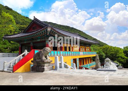 Padiglione in legno nel complesso del Tempio di Beomeosa, Busan, Corea del Sud. Splendido paesaggio montano con antico padiglione e statua in pietra del leone in traditi Foto Stock