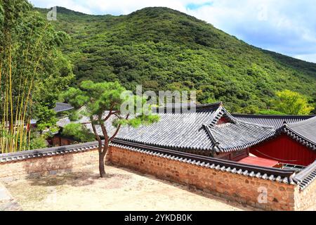 Tetto dei padiglioni nel Tempio di Beomeosa in tradizionale stile coreano, Busan, Corea del Sud. Splendido paesaggio con montagne e complesso del Tempio di Beomeosa, Foto Stock