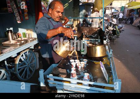 Fornitore di Chai che serve tè a Dhar, Madhya Pradesh, India Foto Stock
