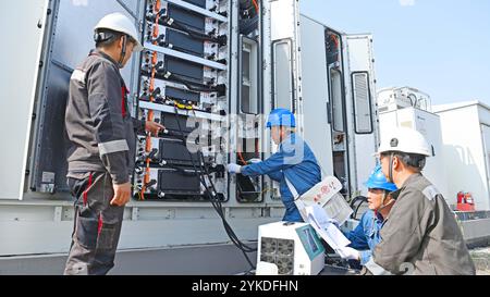 CHUZHOU, CINA - 17 NOVEMBRE 2024 - il personale effettua i test di adattabilità della rete energetica e l'ispezione delle apparecchiature di stoccaggio dell'energia nella città di Chuzhou, Anh Foto Stock