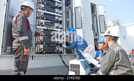 CHUZHOU, CINA - 17 NOVEMBRE 2024 - il personale effettua i test di adattabilità della rete energetica e l'ispezione delle apparecchiature di stoccaggio dell'energia nella città di Chuzhou, Anh Foto Stock