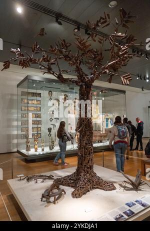 La scultura "Albero della Vita", realizzata con armi fuori uso, si trova nelle gallerie africane del British Museum a Londra. Foto Stock