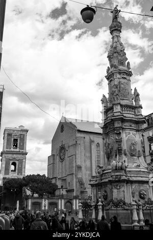 Napoli, Italia - 10 aprile 2022: L'obelisco dell'Immacolata Concezione o Guglia dell'Immacolata è un obelisco barocco di Napoli situato in Piazza de Foto Stock