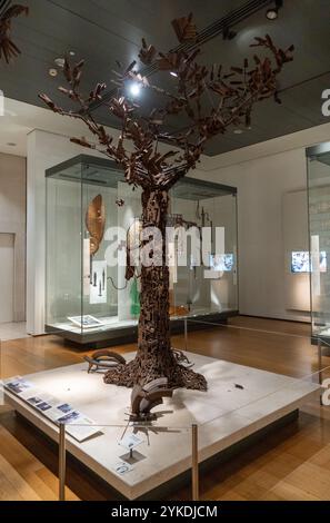 La scultura "Albero della Vita", realizzata con armi fuori uso, si trova nelle gallerie africane del British Museum a Londra. Foto Stock