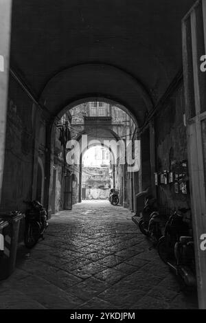 Napoli, Italia - 10 aprile 2022: Architettura generica e vista sulla strada a Napoli, Campania, Italia. Foto Stock