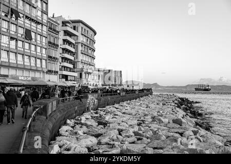 Napoli, Italia - 10 aprile 2022: Edifici residenziali lungo la costa di Napoli, Campania, Italia. Foto Stock