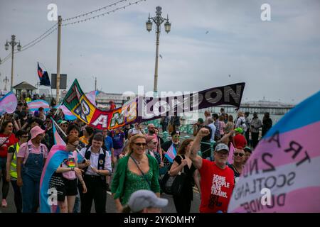 Brighton, Regno Unito 20 luglio 2019. Centinaia di persone marciarono lungo il lungomare fino a Brunswick Square, per il 7° annuale Brighton Trans Pride. I festeggiamenti si sono svolti dopo la marcia Foto Stock