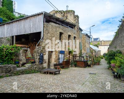 Brest, Francia - 24 luglio 2024: Rue Saint Malo è una delle strade più antiche di Brest, caratterizzata da sentieri acciottolati, tradizionali case bretoni e Re Foto Stock