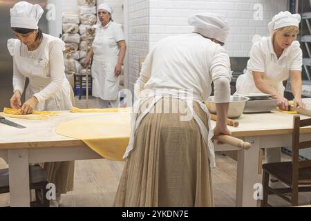 Cucina italiana tradizionale per tagliare la pasta. Deliziosa cucina casalinga. Italia Foto Stock