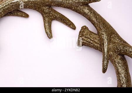 Le corna decorative adornate con glitter creano un tocco affascinante per le decorazioni delle vacanze invernali in qualsiasi casa. Foto Stock