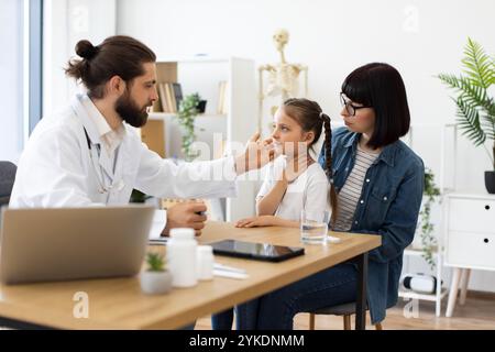 Giovane ragazza con la madre durante una visita medica Foto Stock