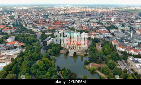 Affascinante panorama aereo del nuovo Municipio di Hannover, annidato tra lussureggianti spazi verdi e dintorni storici. Foto Stock