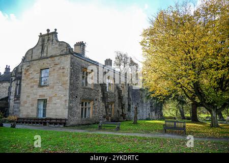 Colori autunnali all'interno delle rovine del monastero cistercense Whalley Abbey del XIV secolo, nella Ribble Valley Lancashire, Inghilterra, Regno Unito, Gran Bretagna Foto Stock