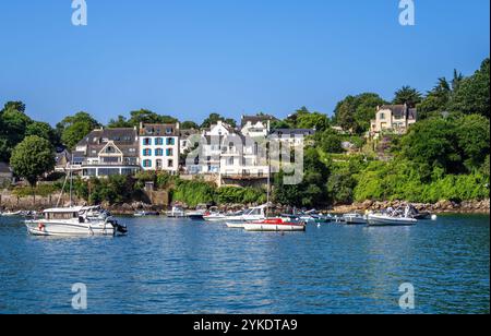 Port Manech, Francia - 29 luglio 2024: Una pittoresca scena sul fiume Aven con un tranquillo porto di Port Manech pieno di varie barche. Foto Stock