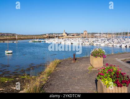 Camaret sur Mer è una città costiera situata sulla penisola di Crozon in Bretagna, conosciuta per il suo pittoresco porto, il patrimonio marittimo e la landsca naturale Foto Stock