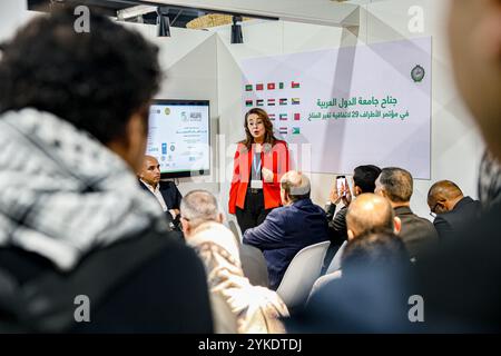 Baku, Azerbaigian, Azerbaigian. 16 novembre 2024. Le Nazioni Unite di Vienna (UNOV) e l'UNODC, direttore generale/direttore esecutivo, GHADA FATHI WALY, parlano agli ospiti all'interno del padiglione della Lega degli Stati Arabi al COP29, che si tiene nello Stadio Olimpico di Baku. Poiché vi sono progressi in tutti i fattori delle regioni del mondo, gli Emirati Arabi Uniti e anche altre associazioni arabe stanno mostrando un punto di appoggio crescente nei progressi della tecnologia moderna nella lotta al cambiamento climatico. (Credit Image: © Bianca Otero/ZUMA Press Wire) SOLO PER USO EDITORIALE! Non per USO commerciale! Foto Stock