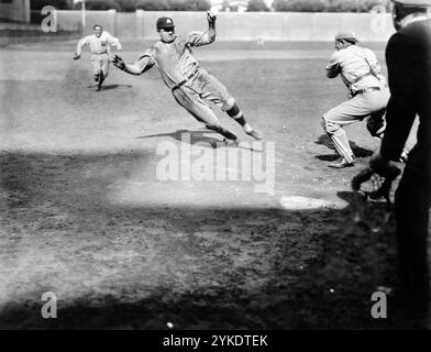 Babe Comes Home (First National, 1927) foto pubblicitarie in una scena con la leggenda del baseball Babe Ruth sul campo da baseball Foto Stock