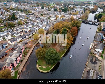 Il fiume Dart e la città di Totnes nel Devon, Inghilterra sudoccidentale. Foto Stock