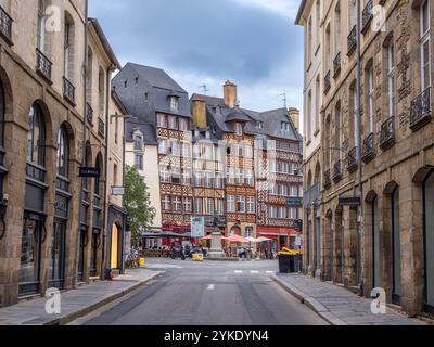 Rennes, Francia - 26 luglio 2024: Tradizionali case in legno in una pittoresca capitale di Rennes, Bretagna. L'architettura mette in mostra un mix di vecchi Foto Stock