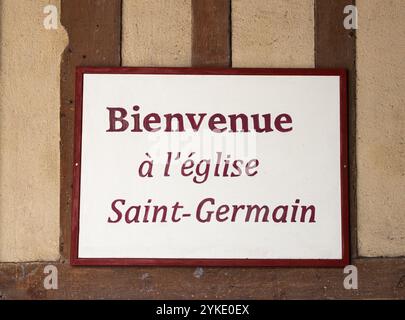 Traduzione italiana: Benvenuti alla Chiesa di Saint Germain. Un cartello che accoglie i visitatori della chiesa di Saint-Germain, scritto in francese. Foto Stock