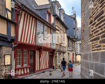 Rennes, Francia - 26 luglio 2024: Una vista delle tradizionali case in legno che presentano intricate strutture in legno e grandi finestre - strada del vecchio a. Foto Stock