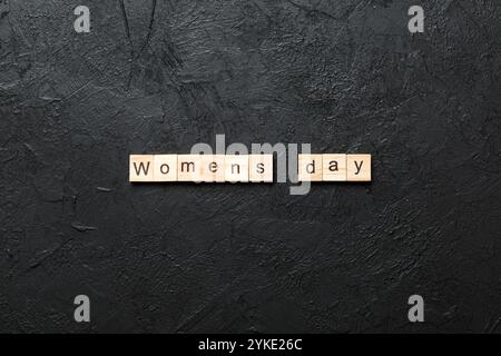 Parola del giorno delle donne scritta sul blocco di legno. Womans giorno testo su cemento tabella per il vostro desing, concetto. Foto Stock