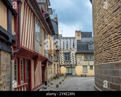 Tradizionali case a graticcio che presentano intricate strutture in legno e grandi finestre - il centro storico medievale di Rennes, Bretagna Foto Stock