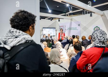 Baku, Azerbaigian, Azerbaigian. 16 novembre 2024. Le Nazioni Unite di Vienna (UNOV) e l'UNODC, direttore generale/direttore esecutivo, GHADA FATHI WALY, parlano agli ospiti all'interno del padiglione della Lega degli Stati Arabi al COP29, che si tiene nello Stadio Olimpico di Baku. Poiché vi sono progressi in tutti i fattori delle regioni del mondo, gli Emirati Arabi Uniti e anche altre associazioni arabe stanno mostrando un punto di appoggio crescente nei progressi della tecnologia moderna nella lotta al cambiamento climatico. (Credit Image: © Bianca Otero/ZUMA Press Wire) SOLO PER USO EDITORIALE! Non per USO commerciale! Foto Stock