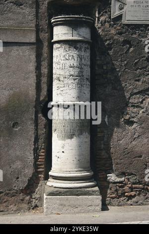 Copia della prima pietra miliare lungo l'antica via Appia. Il numero romano i nella banda superiore indica che si trova a un miglio dal Milliarium Aureu Foto Stock