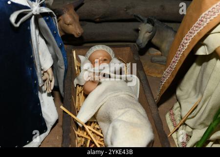 Gesù bambino che si posa in una culla Foto Stock