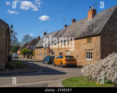 Cottage in pietra con tetti di paglia nel villaggio di Staverton, Northamptonshire, Regno Unito Foto Stock