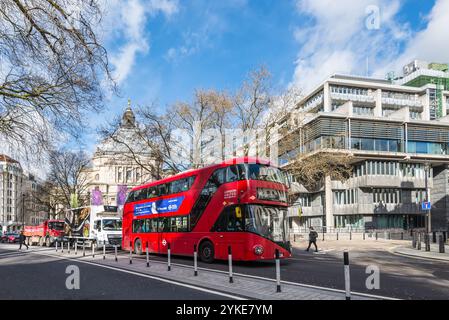 Londra, Regno Unito - 27 marzo 2024: Un autobus rosso a due piani viene visto per le strade di Londra, con la Methodist Central Hall sullo sfondo, nello United Ki Foto Stock