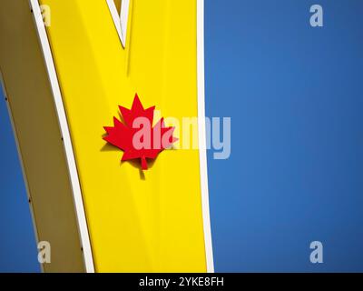 Toronto Canada / A McDonalads Sign e Red Maple Leaf su Avenue Road, North York, Toronto. Foto Stock