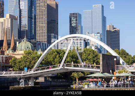 I grattacieli del quartiere centrale degli affari di Melbourne, CBD, visti attraverso gli alberi dall'Alexandra Gardens Park. Melbourne, Australia Foto Stock