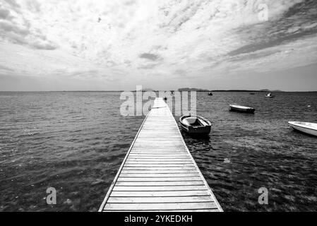 Molo in legno con barche sulla laguna dello Stagnone Marsala Trapani Sicilia Italia Foto Stock