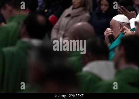 Città del Vaticano, Vaticano, 17 novembre 2024. Papa Francesco presiede una messa in occasione della giornata Mondiale dei poveri nella Basilica di San Pietro, in Vaticano, Maria Grazia Picciarella/Alamy Live News Foto Stock