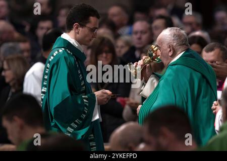 Città del Vaticano, Vaticano, 17 novembre 2024. Papa Francesco presiede una messa in occasione della giornata Mondiale dei poveri nella Basilica di San Pietro, in Vaticano, Maria Grazia Picciarella/Alamy Live News Foto Stock