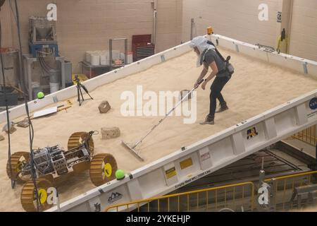 I tecnici lavorano sul Volatiles Investigating Polar Exploration Rover (Viper) l'11 marzo 2021. VIPER (Volatiles Investigating Polar Exploration Rover) è stato un rover lunare sviluppato presso il NASA Ames Research Center. Prima che il progetto fosse annullato nel 2024, il rover avrebbe avuto il compito di cercare risorse lunari in aree permanentemente ombreggiate della regione del polo sud lunare, in particolare mappando la distribuzione e la concentrazione del ghiaccio d'acqua. La missione si basava su un precedente concetto NASA rover, il Resource Prospector, che era stato cancellato nel 2018. (wikipedia) Foto Stock