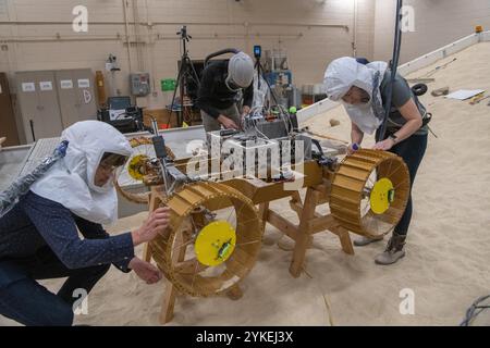 I tecnici lavorano sul Volatiles Investigating Polar Exploration Rover (Viper) l'11 marzo 2021. VIPER (Volatiles Investigating Polar Exploration Rover) è stato un rover lunare sviluppato presso il NASA Ames Research Center. Prima che il progetto fosse annullato nel 2024, il rover avrebbe avuto il compito di cercare risorse lunari in aree permanentemente ombreggiate della regione del polo sud lunare, in particolare mappando la distribuzione e la concentrazione del ghiaccio d'acqua. La missione si basava su un precedente concetto NASA rover, il Resource Prospector, che era stato cancellato nel 2018. (wikipedia) Foto Stock