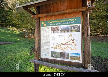 Cartello segnaletico su sentiero natura a chiusi della Verna, Parco Nazionale foreste Casentinesi Monte Falterona e Campigna, Toscana, Italia Foto Stock