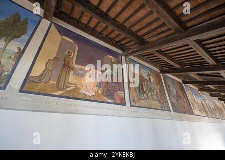 Corridoio delle stigmate con affreschi della vita di San Francesco, Santuario della Verna, chiusi della Verna, Toscana, Italia Foto Stock