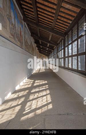 Corridoio delle stigmate con affreschi della vita di San Francesco, Santuario della Verna, chiusi della Verna, Toscana, Italia Foto Stock