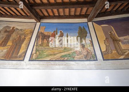 Corridoio delle stigmate con affreschi della vita di San Francesco, Santuario della Verna, chiusi della Verna, Toscana, Italia Foto Stock